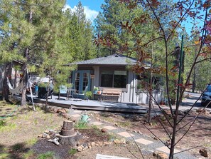Terrace/patio - Cute Cabin in the Woods, Great for Couples; Hot Tub, Bikes, Kayaks, Near Village (Bend)