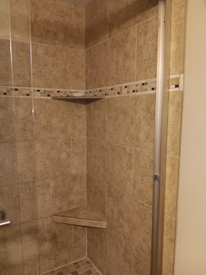 Shower, towels, toilet paper - Cute Cabin in the Woods, Great for Couples; Hot Tub, Bikes, Kayaks, Near Village (Bend)
