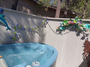 Outdoor spa tub - Cute Cabin in the Woods, Great for Couples; Hot Tub, Bikes, Kayaks, Near Village (Bend)