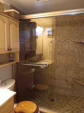 Shower, towels, toilet paper - Cute Cabin in the Woods, Great for Couples; Hot Tub, Bikes, Kayaks, Near Village (Bend)