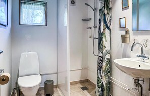 Shower - Amazing home in Frederiksværk with WiFi (Frederiksværk)