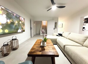 Smart TV, books - The Palm House KCB•Newly Renovated 3br/3ba•Private Pool•Canal Front•Cabana Club (Key Colony Beach)