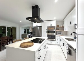 Jääkaappi, mikroaaltouuni, uuni, liesi