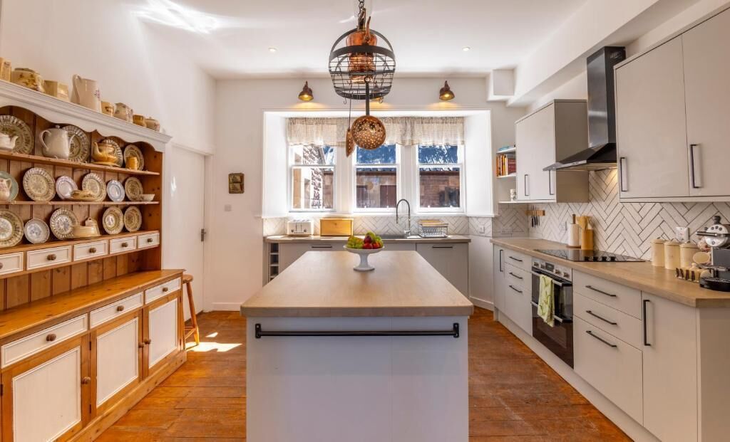 Lyxhus - utsikt mot staden | Eget kök | Barnstol