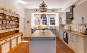 Maison Luxe, vue ville | Cuisine privée | Chaise haute