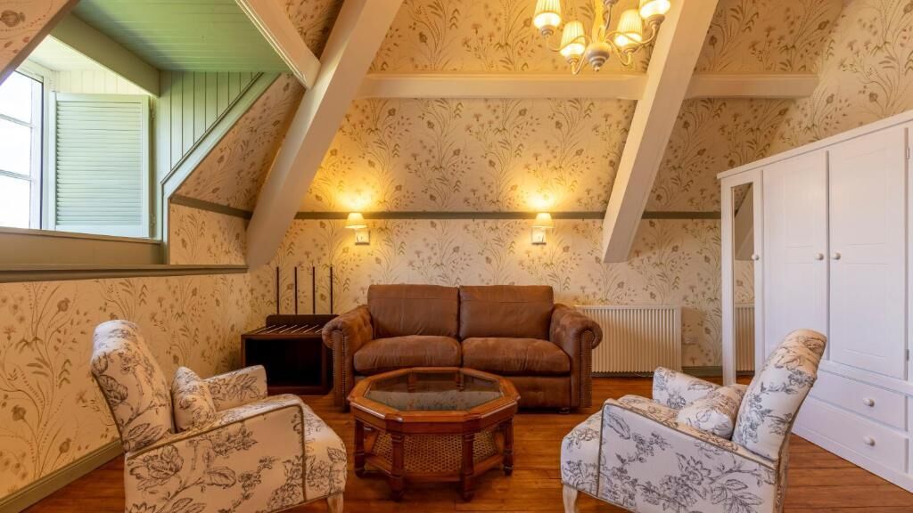 Premium House, City View | Living area