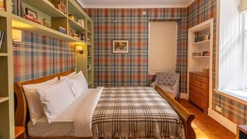 Luxury House, City View | In-room safe, iron/ironing board, free WiFi