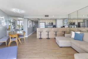 Eine moderne Wohnung mit Küche, Essbereich und Wohnzimmer.