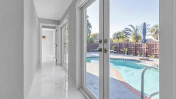 Een buitenzwembad en een verwarmd zwembad