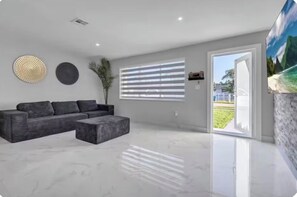 Una Smart TV, una mesa de tenis de mesa