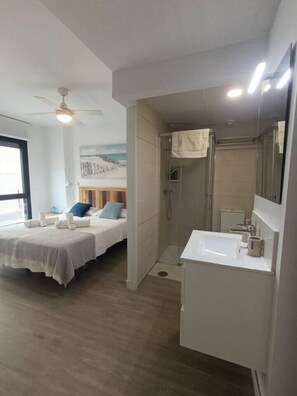 Tabla de planchar con plancha, cuna de viaje, wifi y ropa de cama