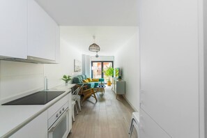 Jääkaappi, mikroaaltouuni, uuni, liesi