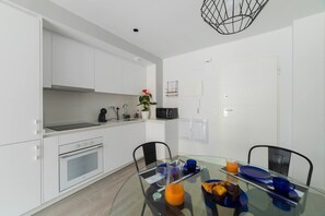 Fridge, microwave, oven, stovetop - Modern ap. 2nd floor shared heated swimming pool (Alicante/Alacant)