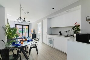 Fridge, microwave, oven, stovetop - Modern ap. 2nd floor shared heated swimming pool (Alicante/Alacant)