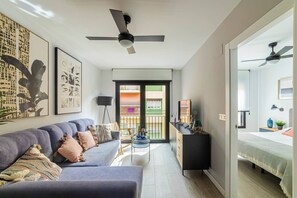 Tabla de planchar con plancha, cuna de viaje, wifi y ropa de cama