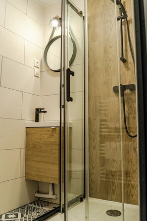 Serviettes fournies, savon, papier toilette