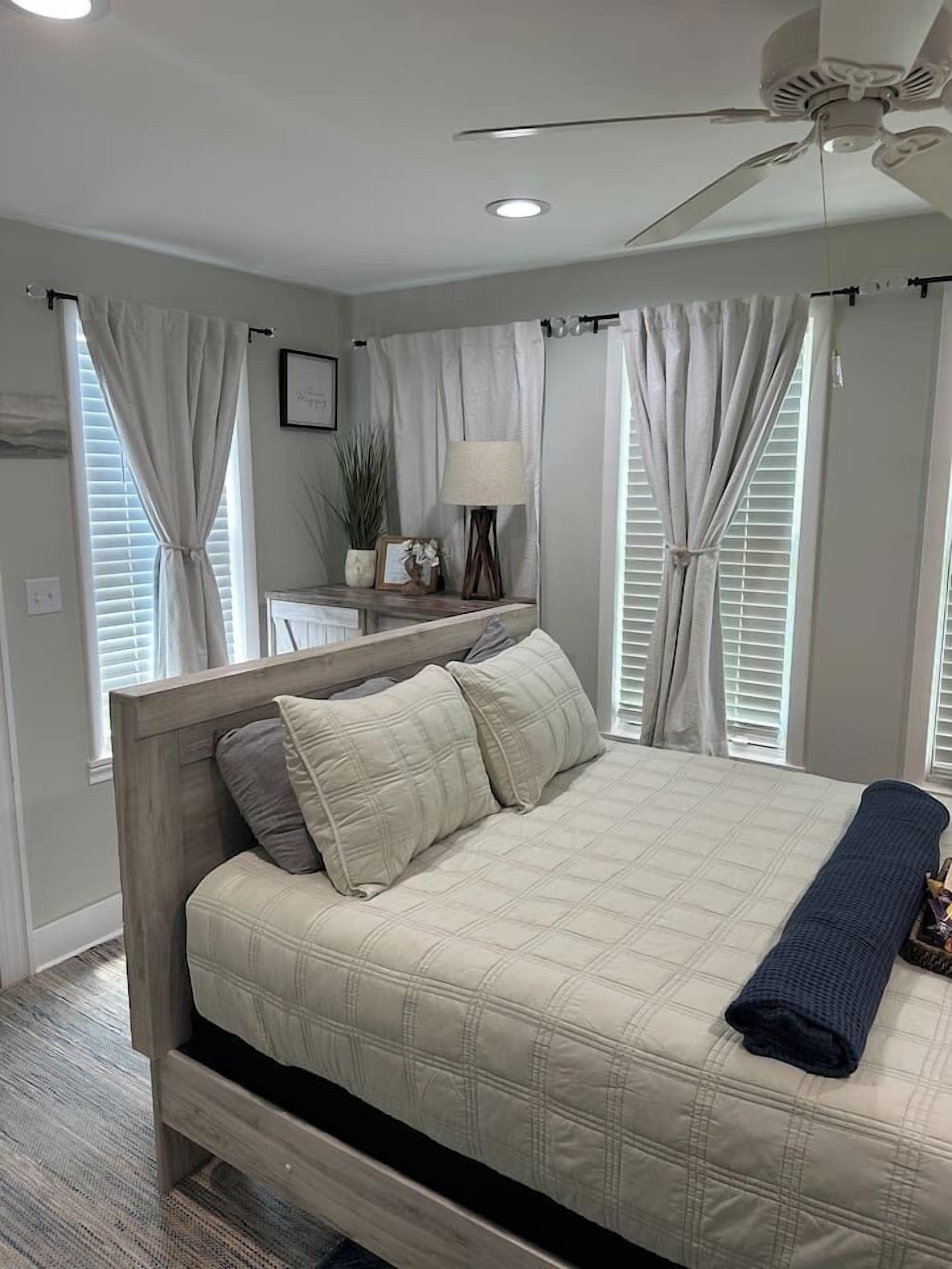 Travel crib, free WiFi, bed sheets