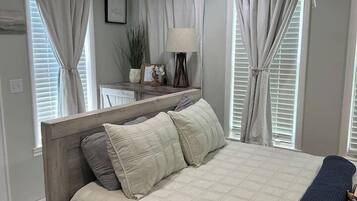 Travel crib, free WiFi, bed sheets