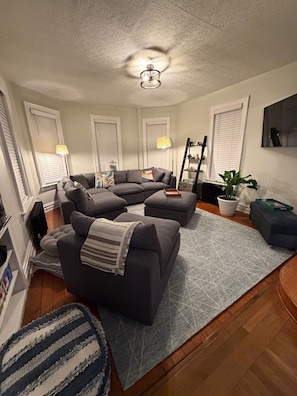 Smart TV, books - Spacious 4BR Family Home in New Oxford Fire Pit Near Gettysburg (New Oxford)