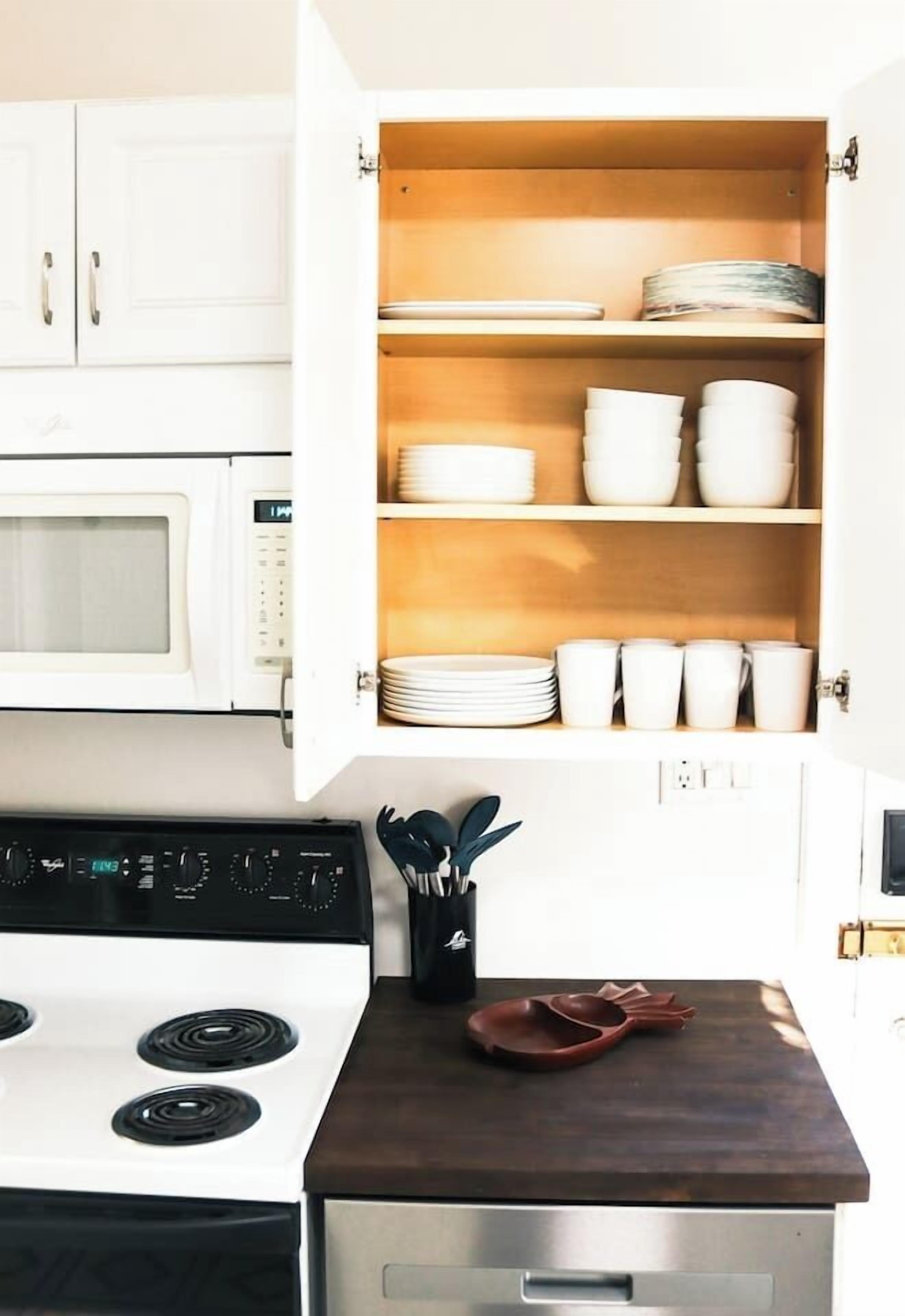 Kjøleskap, mikrobølgeovn, ovn og kokeplater