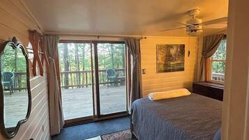 Travel crib, free WiFi, bed sheets