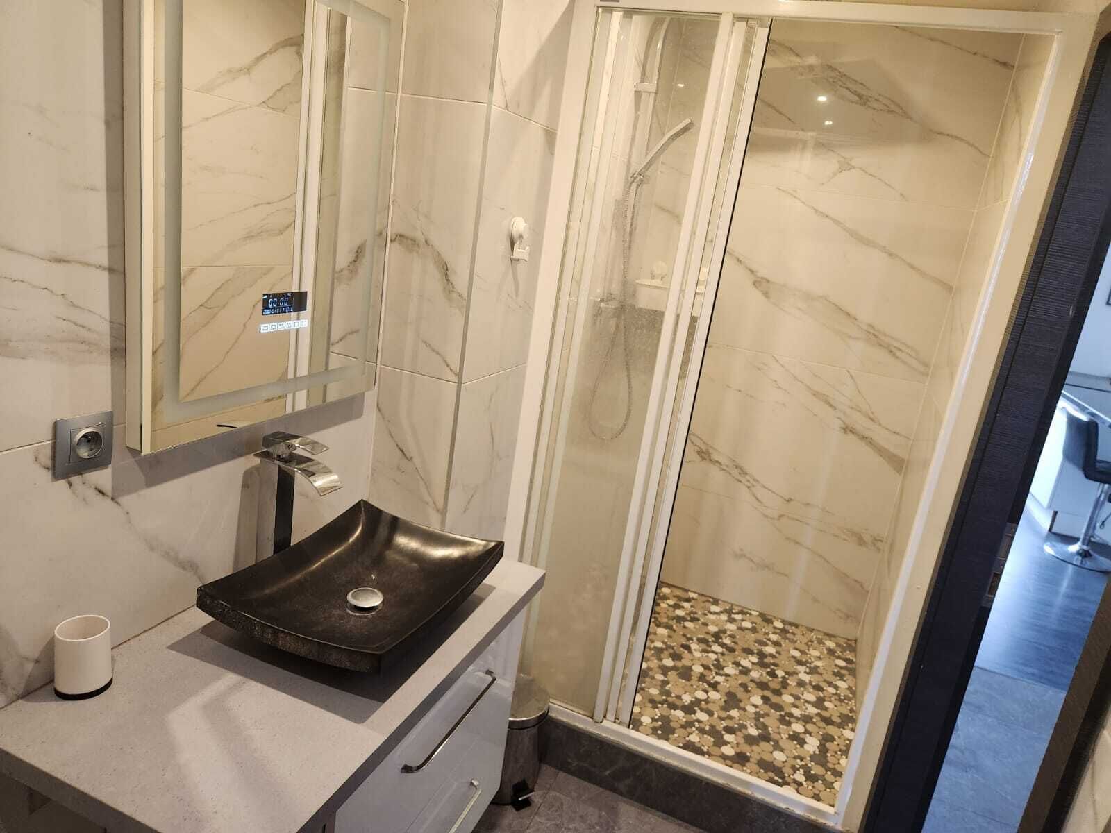 Dusche, Handtücher, Seife, Toilettenpapier