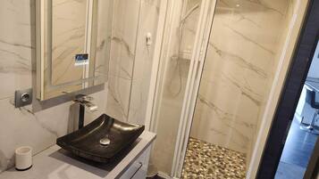 Dusche, HandtĂŒcher, Seife, Toilettenpapier