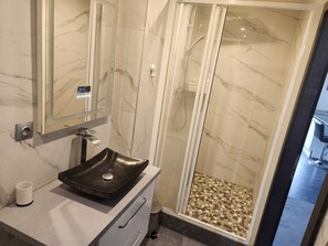 Regadera, toallas, jabón, papel de baño 