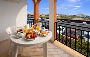 Outdoor dining - Awesome apartment in Torrevieja with outdoor swimming pool (Torrevieja)