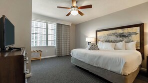 2 dormitorios, caja fuerte, escritorio y tabla de planchar con plancha