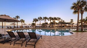 Una piscina cubierta, una piscina al aire libre