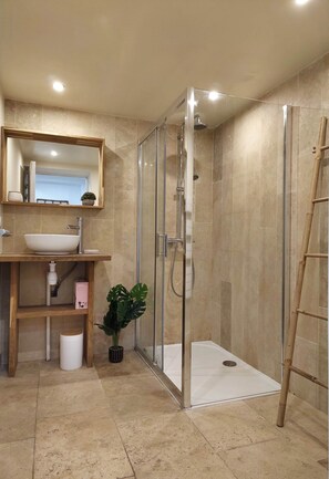 Dusche, Haartrockner, Handtücher