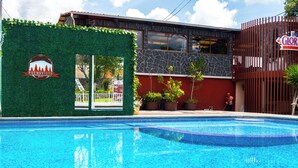 Kolam renang outdoor