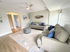 Smart TV - Perfect Location-Ocean view, walk to everything! (Surf City)