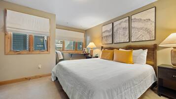 Tabla de planchar con plancha, wifi y ropa de cama