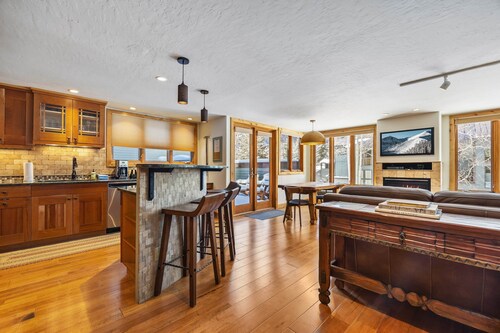 Cozy, Central 3BR Gem: Hot Tub + Fireplace