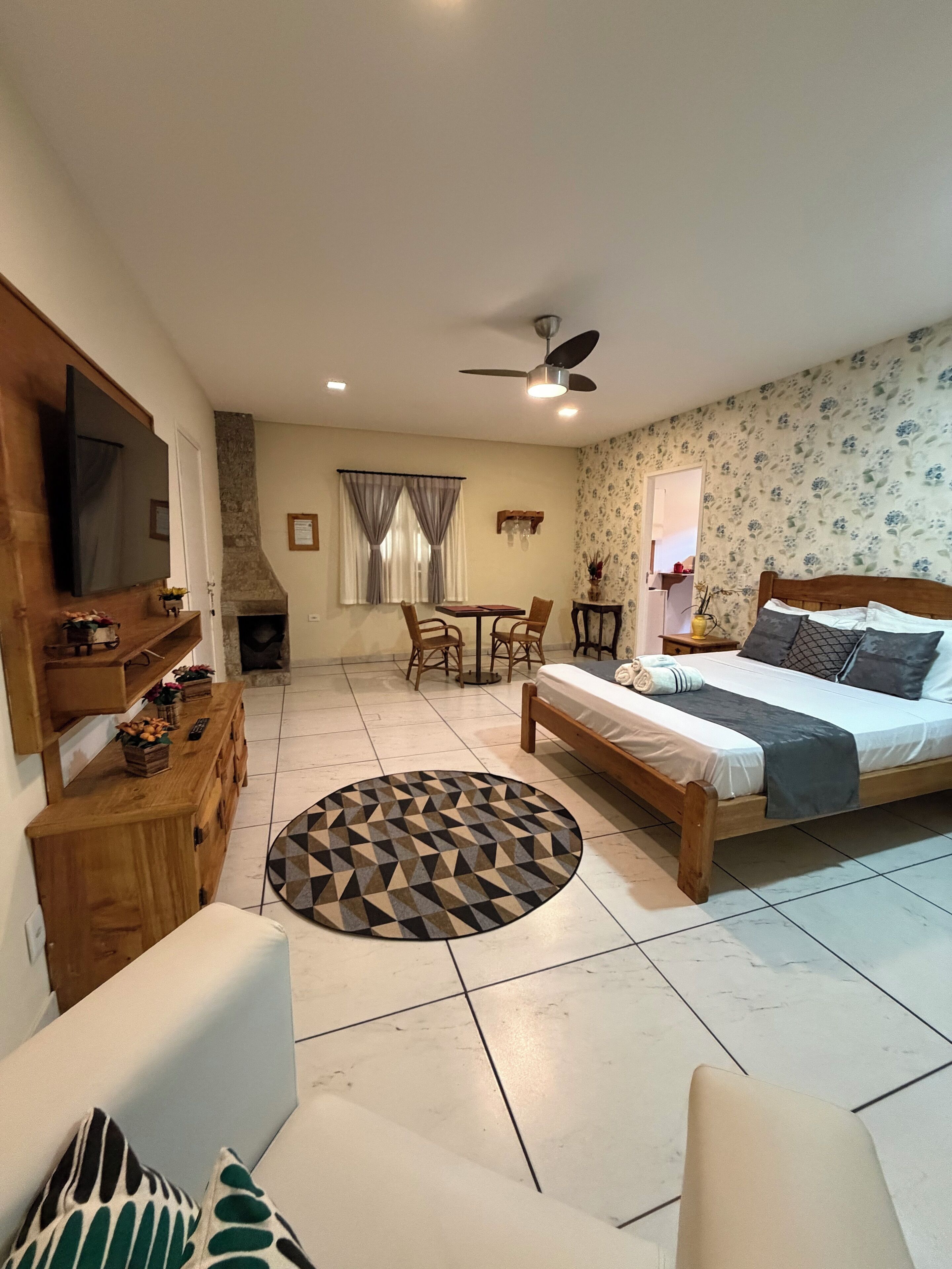 Kamar Deluks, balkon, pemandangan kebun | Didekorasi berbeda-beda dan seprai linen