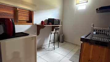 Deluxe kamer, balkon, uitzicht op tuin | Privékeuken | Een waterkoker