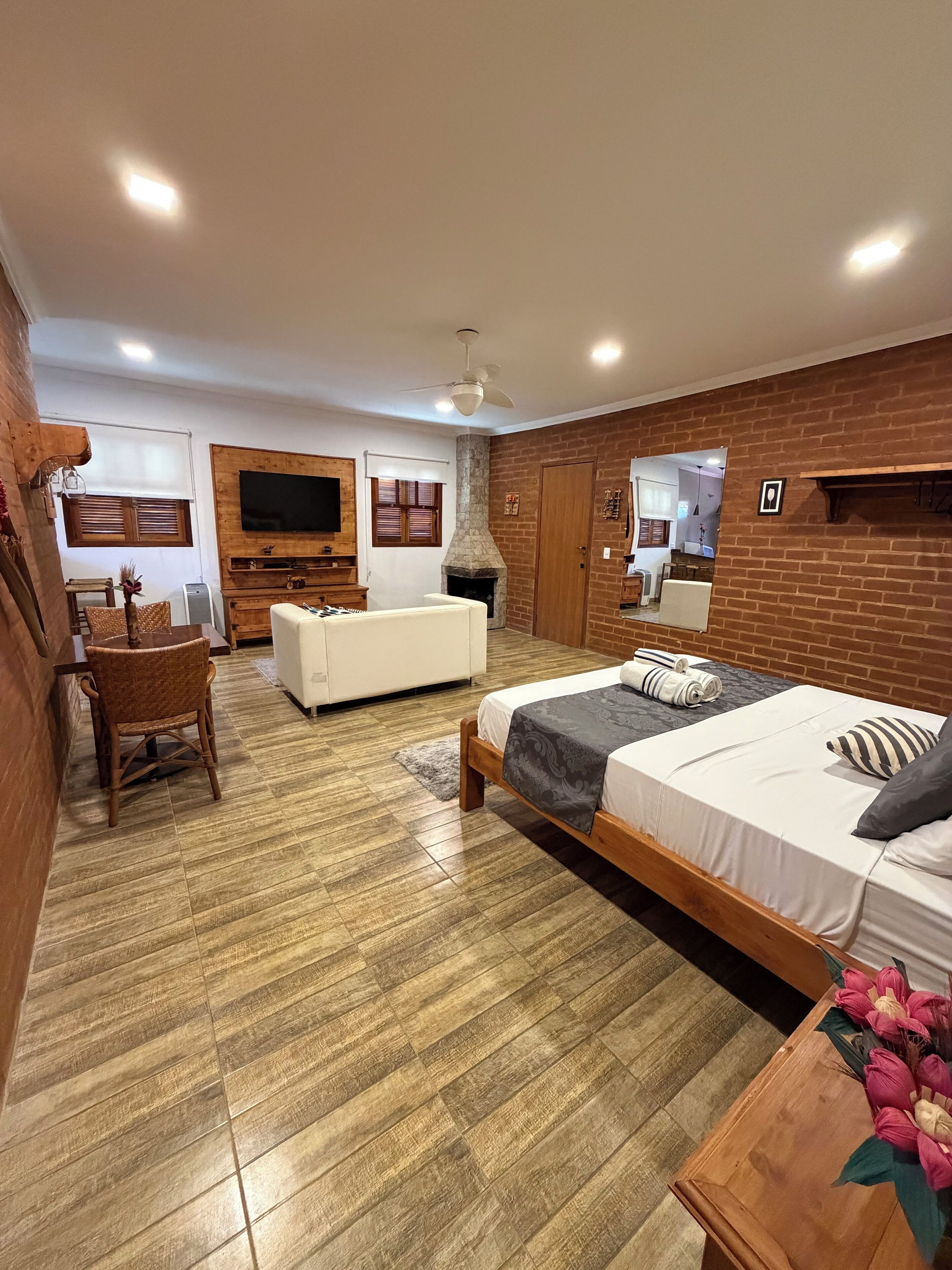 Kamar Deluks, balkon, pemandangan kebun | Didekorasi berbeda-beda dan seprai linen