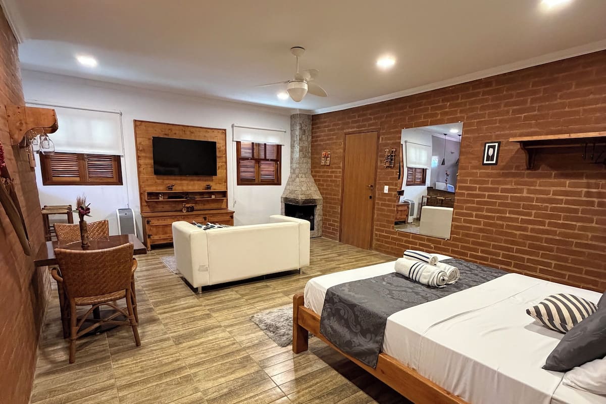 Kamar Deluks, balkon, pemandangan kebun | Didekorasi berbeda-beda dan seprai linen