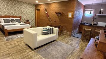 Kamar Deluks, balkon, pemandangan kebun | Didekorasi berbeda-beda dan seprai linen