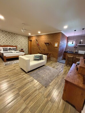 Kamar Deluks, balkon, pemandangan kebun | Didekorasi berbeda-beda dan seprai linen