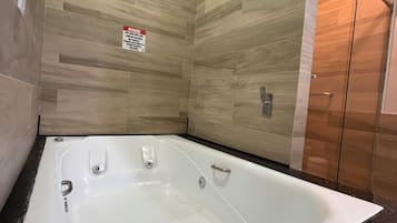 Quarto luxo, sacada, vista para o jardim | Banheiro | Toalhas de banho