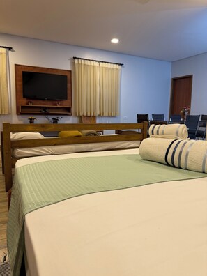 ห้องแฟมิลี่, ระเบียง, วิวสวน | ห้องพักตกแต่งอย่างมีเอกลักษณ์, ผ้าปูที่นอน