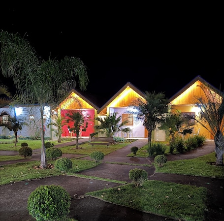 Habitación básica, balcón, vistas al jardín | Jardines del alojamiento. Chacara Bora Bora