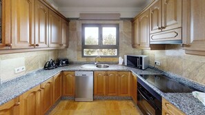 Fridge, microwave, oven, toaster - Single-Story Faro Park Villa on a Large Plot, Featuring Air Con (Playa Blanca)