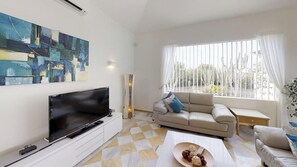 TV - Single-Story Faro Park Villa on a Large Plot, Featuring Air Con (Playa Blanca)