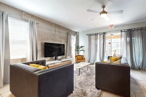 Living area - 5 Bedroom / 5 bathroom Disney Luxe home @ Solterra (Davenport)