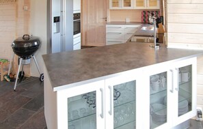 Kjøleskap, kokeplater, oppvaskmaskin og kaffetrakter/tekoker