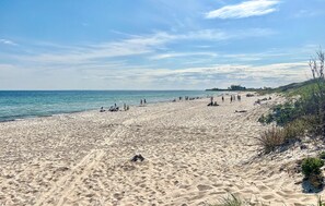 A sandy beach with people, a clear sky, and a calm sea. - Beautiful home in Sydals with sauna (Sydals)